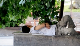 Người nhà bệnh nhân vạ vật tránh nắng trong bệnh viện